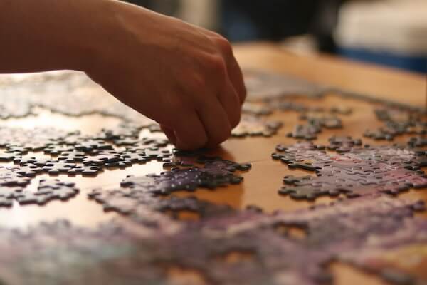 Puzzleteile auf einem Tisch